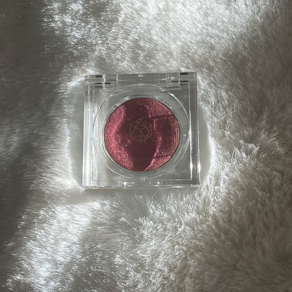 EM cosmetics Cosmic Pearl Dewy Eyeshadow in shade “Venus” - Picture 3 of 5